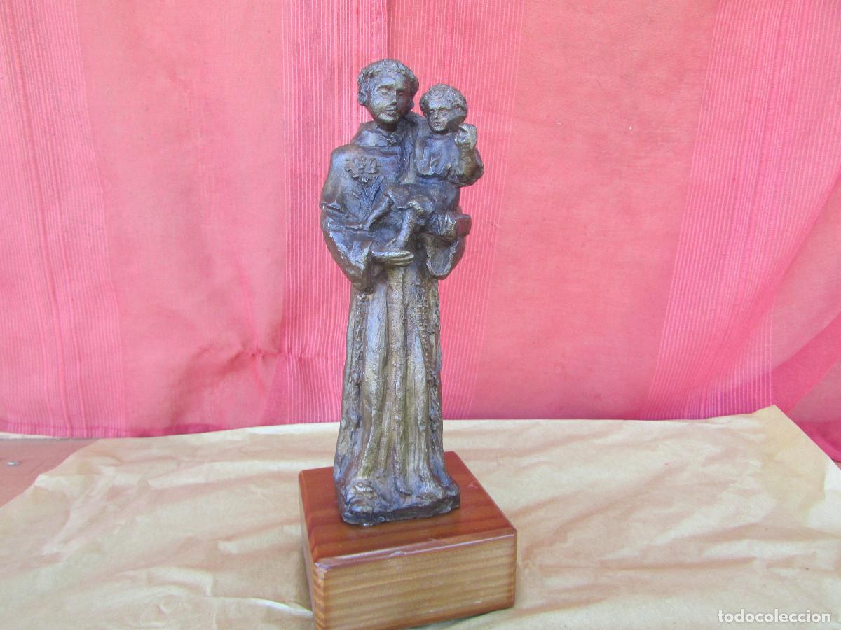 Antig&uuml;edades: Figura antigua San Antonio Abad en bronce funddo y macizo. 3 kg. Apoyado en madera. 25 cm
