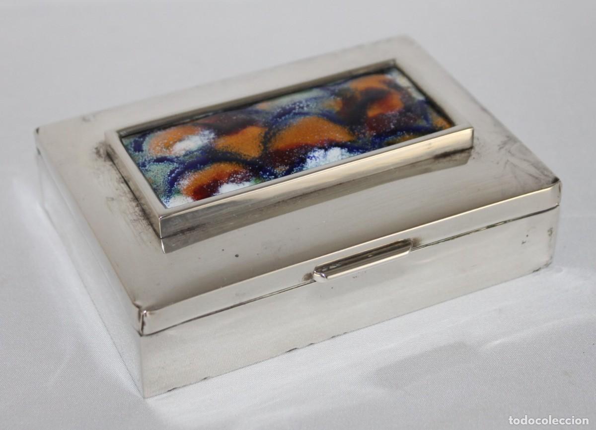 Antig&uuml;edades: Caja de plata con esmalte policromado e interior de madera. Siglo XX