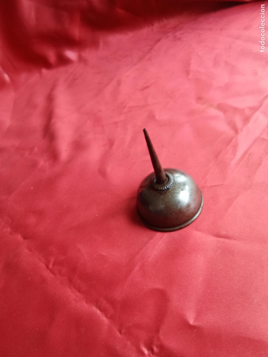 Antig&uuml;edades: Antigua engrasadora aceitera &rdquo;alfa&rdquo; Vitrina 1