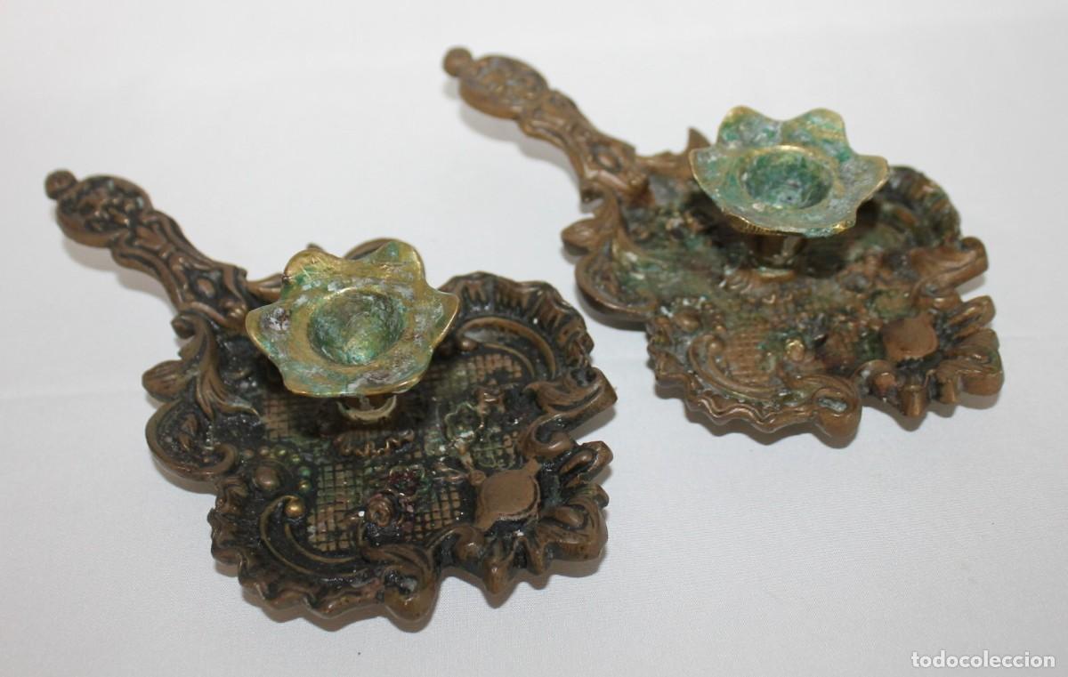 Antig&uuml;edades: Pareja de palmatorias antiguas en bronce decorado. Portavelas de mano