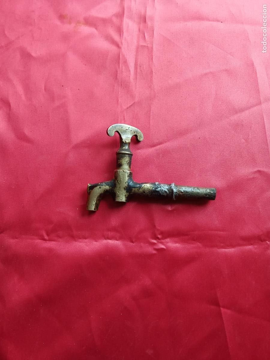 Antig&uuml;edades: Antiguo y peque&ntilde;o grifo de bronce, la pieza gira. Vitrina 3