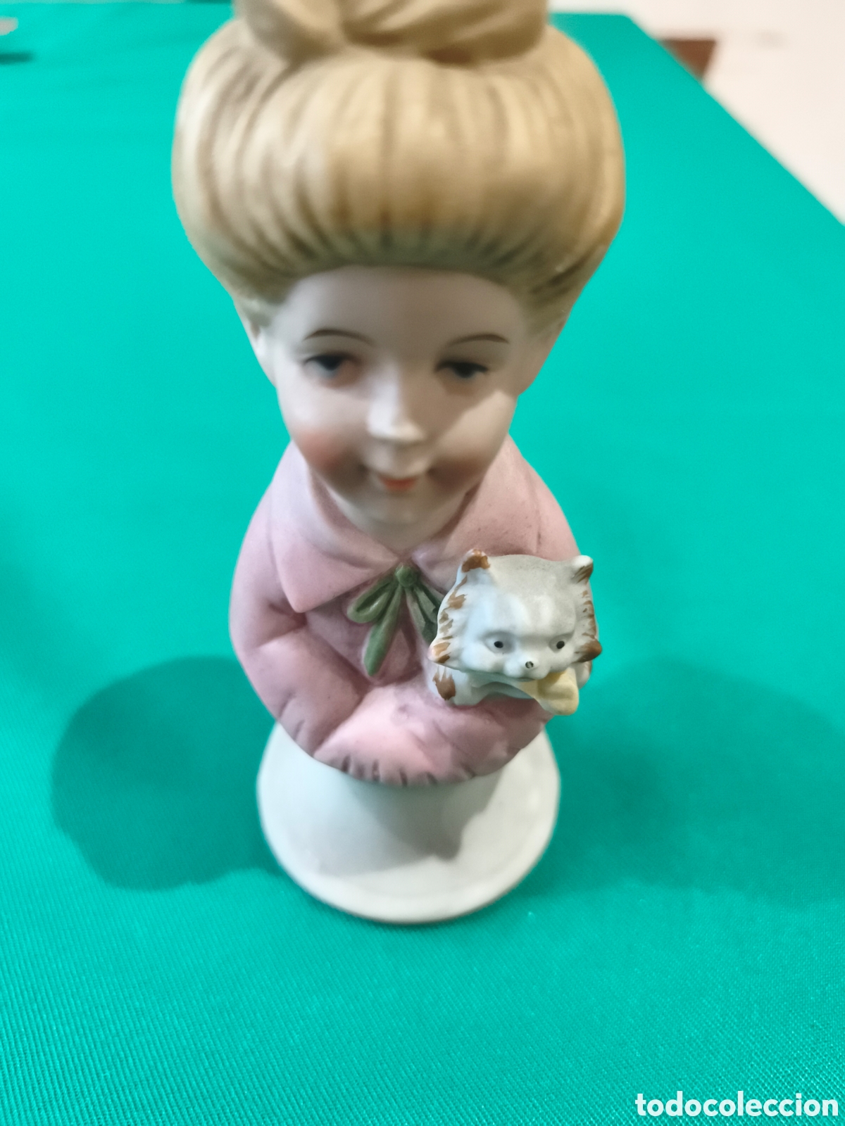 Antig&uuml;edades: Figurita Vintage de Porcelana - Ni&ntilde;a con Gato (Hecha en Jap&oacute;n