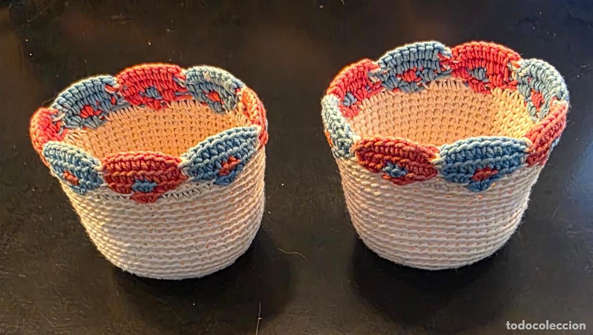 Antig&uuml;edades: PAREJA DE CESTITAS MINIATURA ARTESANALES DE GANCHILLO &ndash; FLORES AZULES Y ROJAS &ndash; 6 x 6 CM &ndash; VINTAGE