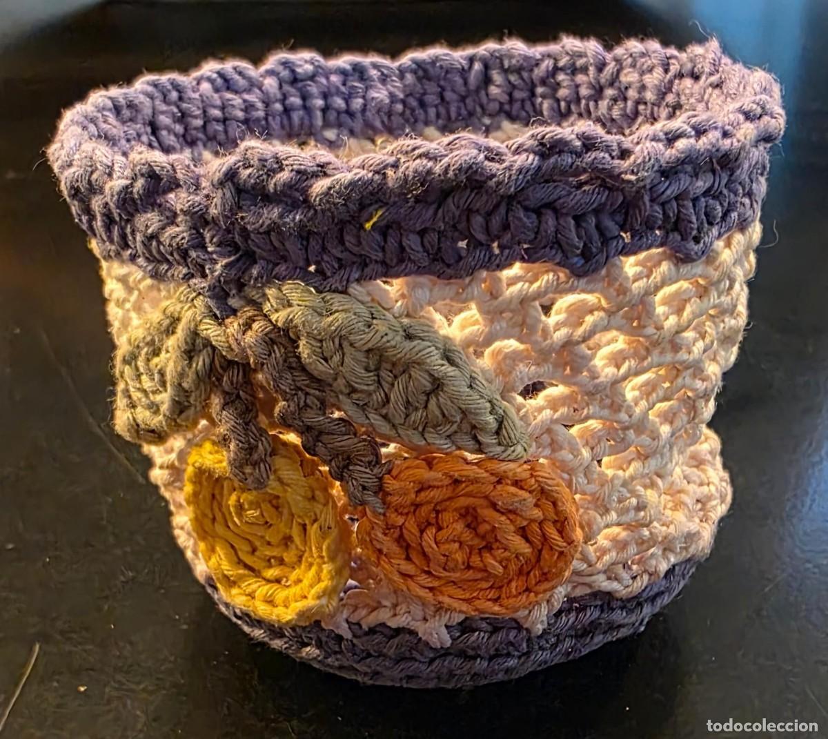 Antig&uuml;edades: CESTITA MINIATURA ARTESANAL DE GANCHILLO CON FLORES &ndash; MORADO Y CRUDO &ndash; 6 &times; 6 CM