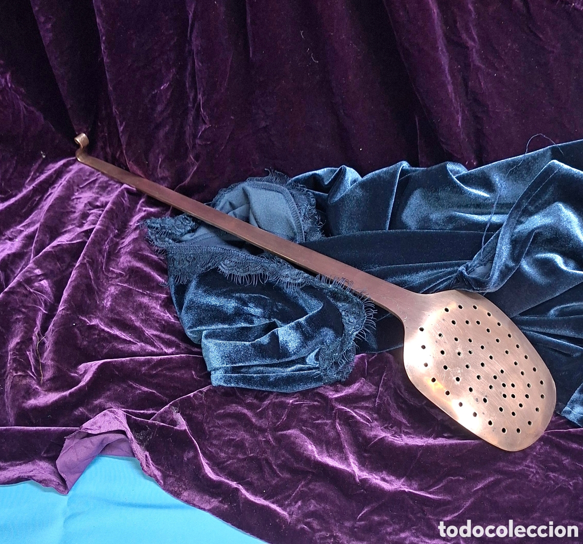Antig&uuml;edades: Espumadera de cobre Siglo XIX &ndash; pieza de cocina tradicional