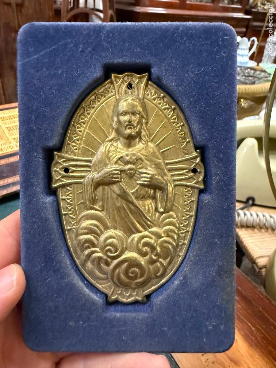Antig&uuml;edades: CHAPA RELIEVE DEL SAGRADO CORAZON DE JESUS PARA PUERTAS - MEDIDA 10X6,5 CM