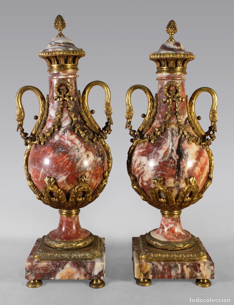 Antig&uuml;edades: Pareja de jarrones de m&aacute;rmol y bronce principios siglo XX