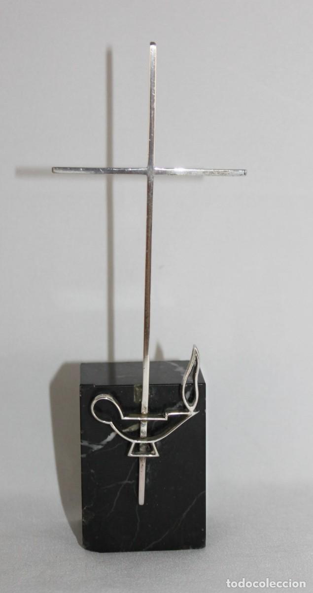 Antig&uuml;edades: Cruz de plata con l&aacute;mpara votiva sobre base de m&aacute;rmol. Arte religioso siglo XX