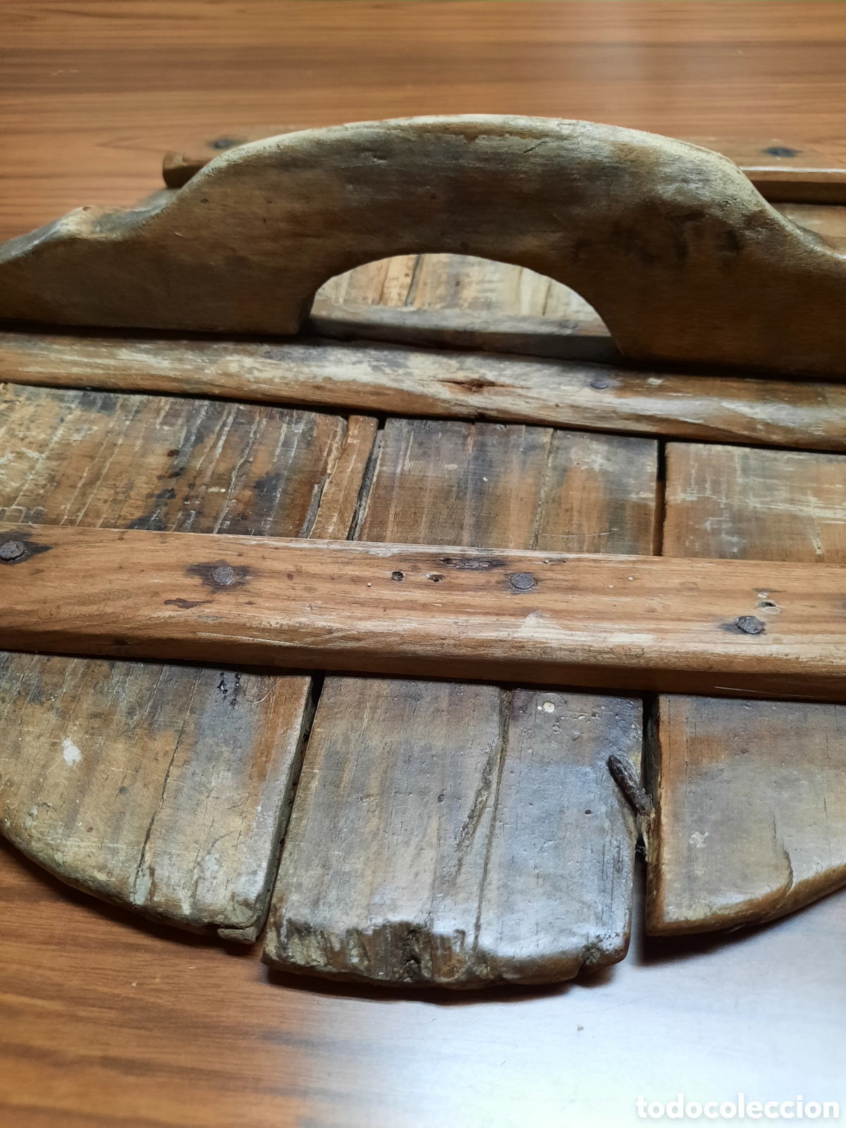 Antig&uuml;edades: Tapa de madera r&uacute;stica de 33 cm de di&aacute;metro - Foto 2