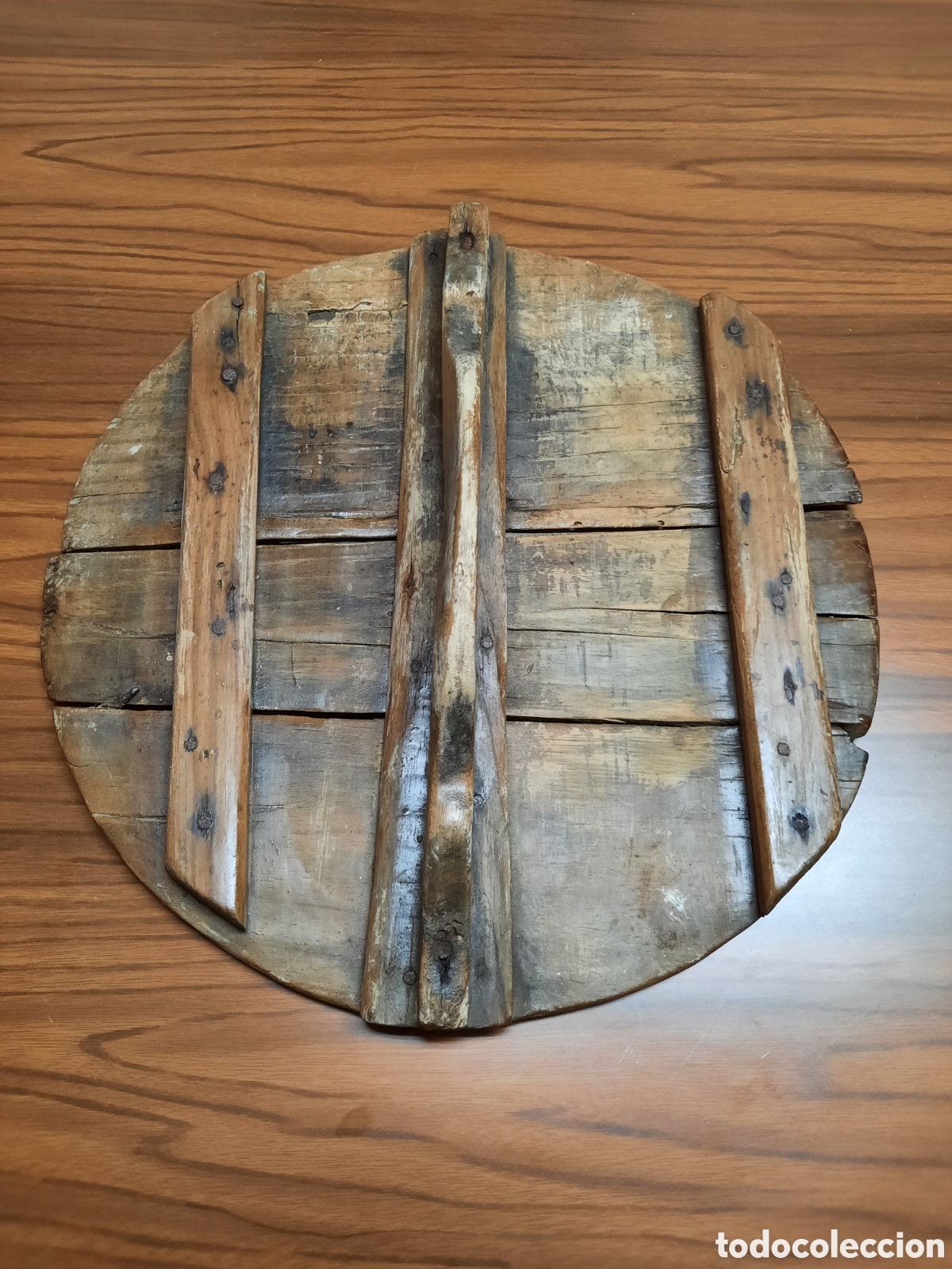 Antig&uuml;edades: Tapa de madera r&uacute;stica de 33 cm de di&aacute;metro