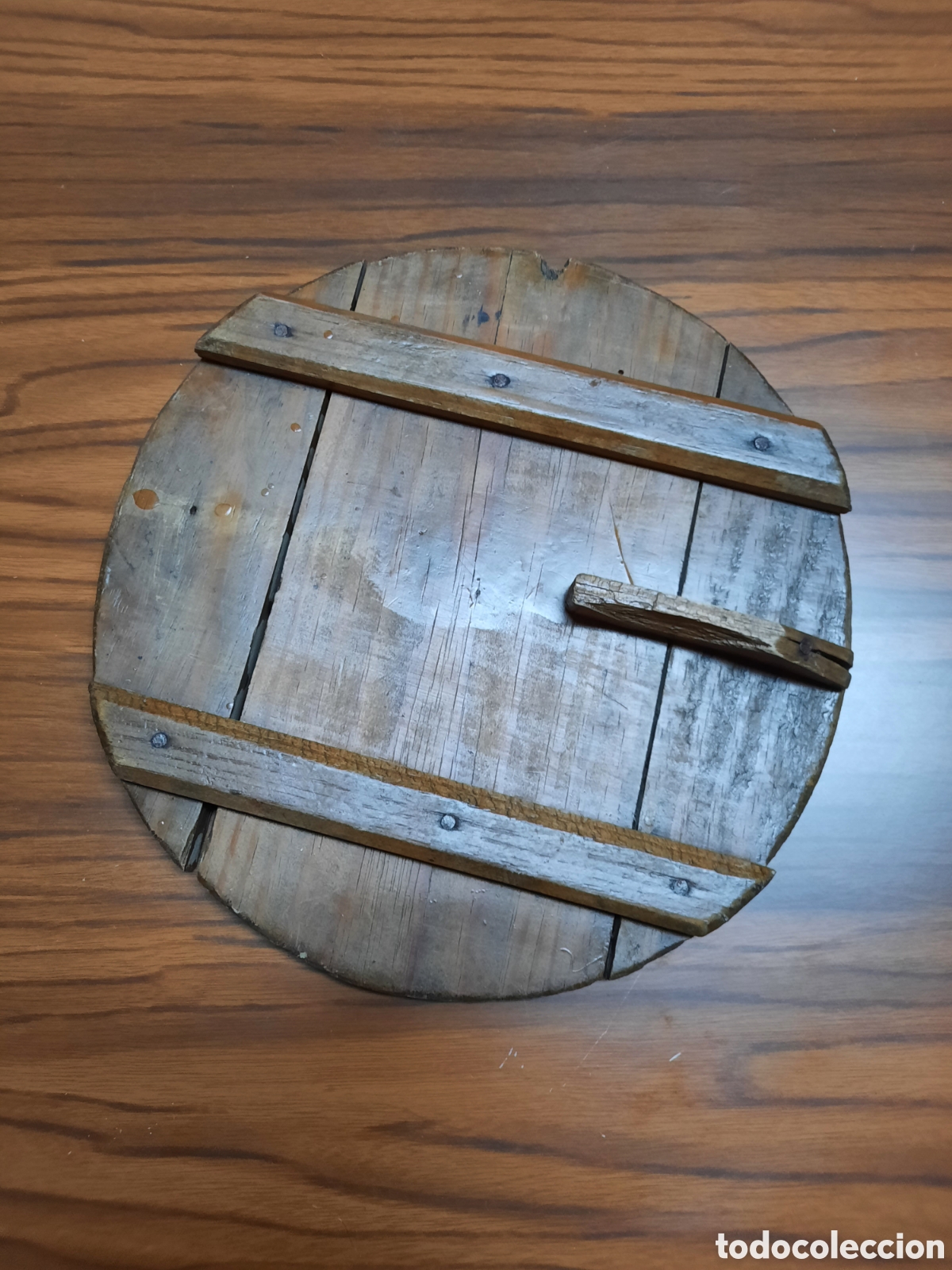 Antig&uuml;edades: Antigua tapa de madera de 23 cm de di&aacute;metro