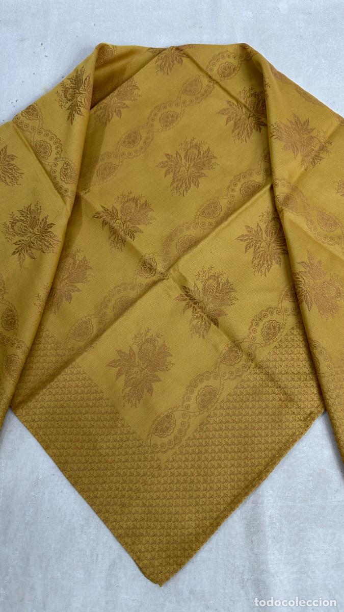 Antig&uuml;edades: Pa&ntilde;uelo adamascado amarillo mostaza