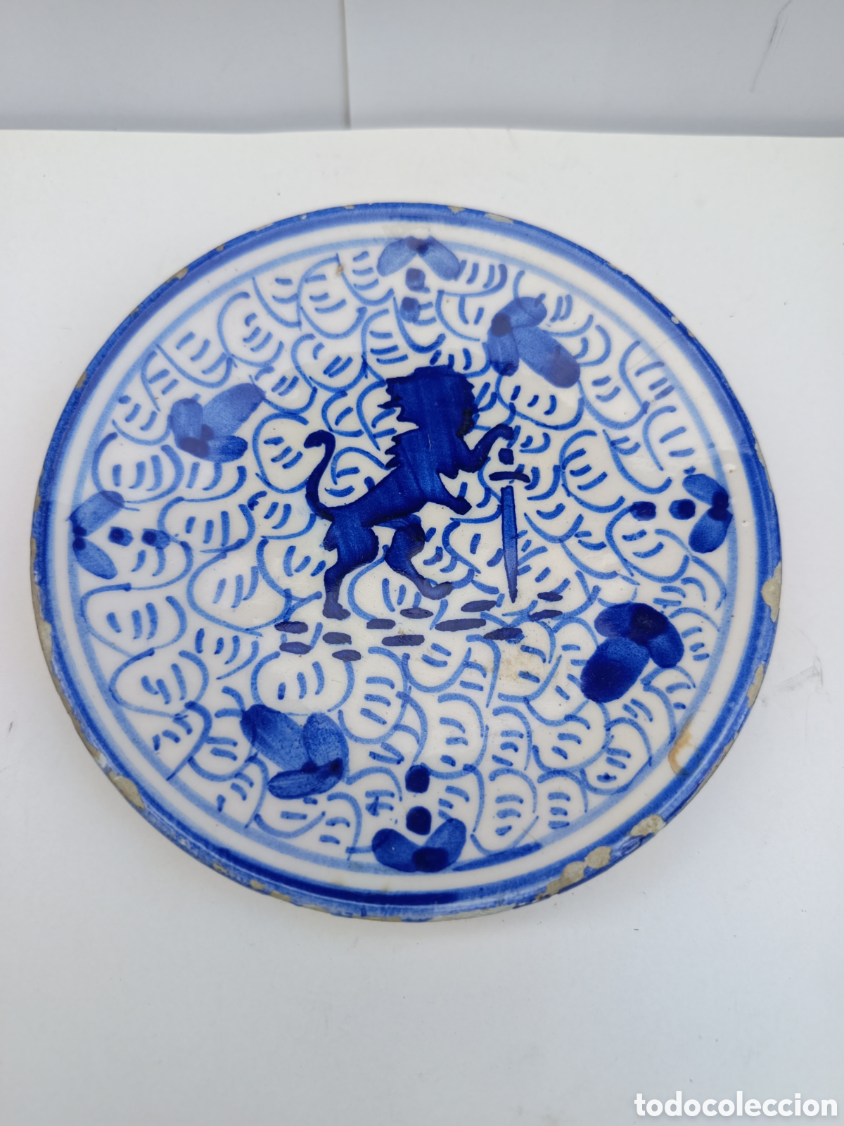 Antig&uuml;edades: Le&oacute;n rampante plato Manises Valencia