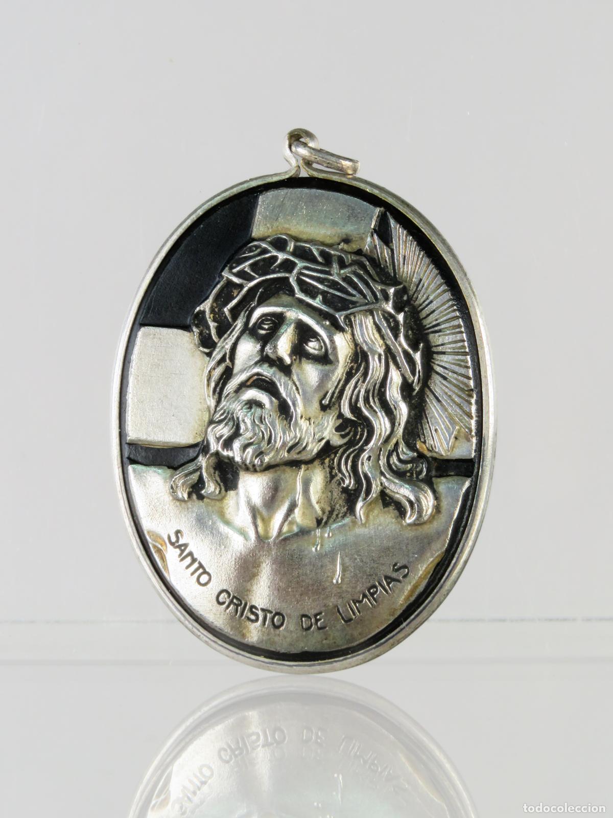 Antig&uuml;edades: Medalla Santo Cristo Agon&iacute;a de Limpias metal plateado y piedra negra primera mitad S XX