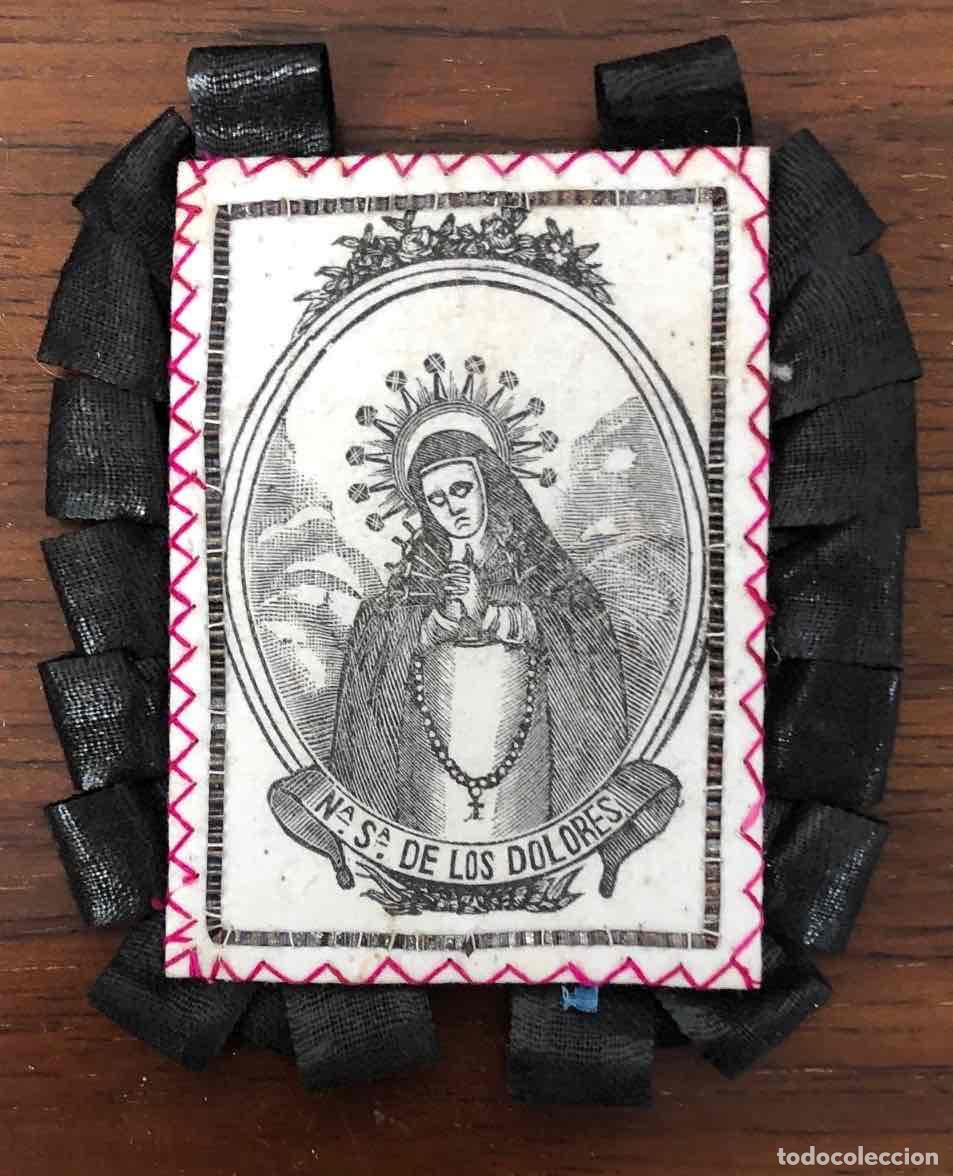 Antig&uuml;edades: ESCAPULARIO CON GRABADO NTRA. SRA. DE LOS DOLORES SOBRE TELA. S. XIX
