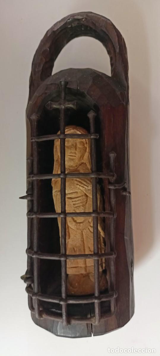 Antig&uuml;edades: Antigua capilla hornacina port&aacute;til de madera con reja de forja e imagen religiosa tallada.s.XIX