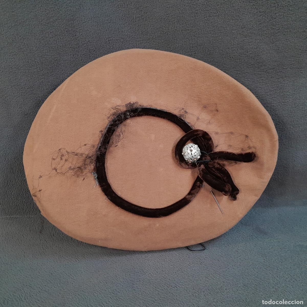 Antiques: S-435. TOCADO DE FIELTRO COLOR TIERRA CON APLIQUE DE TERCIOPELO, ABALORIO Y RED. SIGLO XX