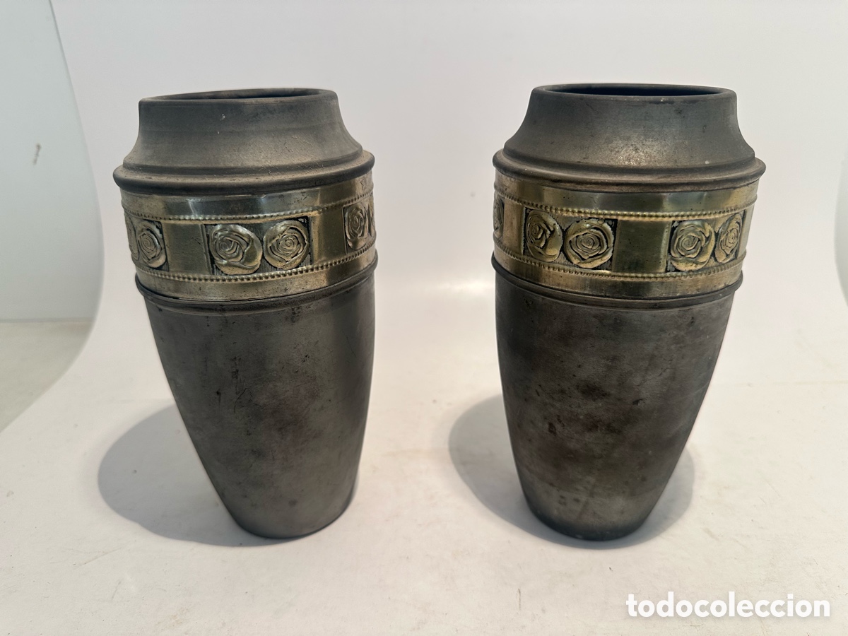 Antig&uuml;edades: PAREJA DE JARRONES DE ALTAR METALICOS ANTIGUOS. 19,5CM.