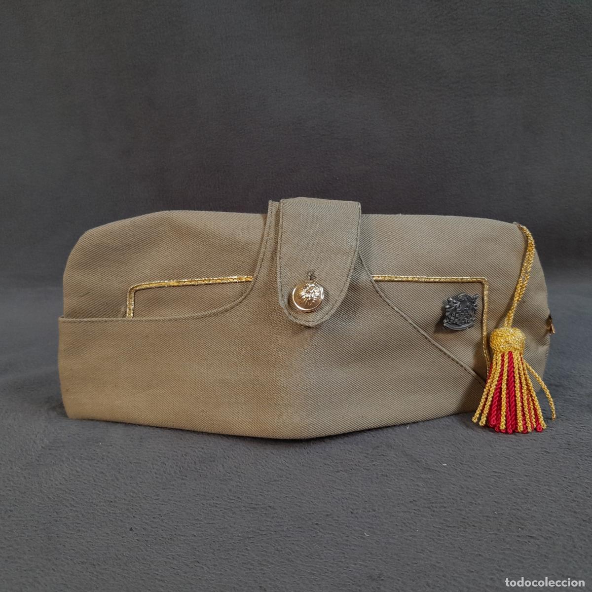 Antig&uuml;edades: S-431. GORPILLO MILITAR O DE DESFILE CON EMBLEMAS Y BORDADOS. SIGLO XX