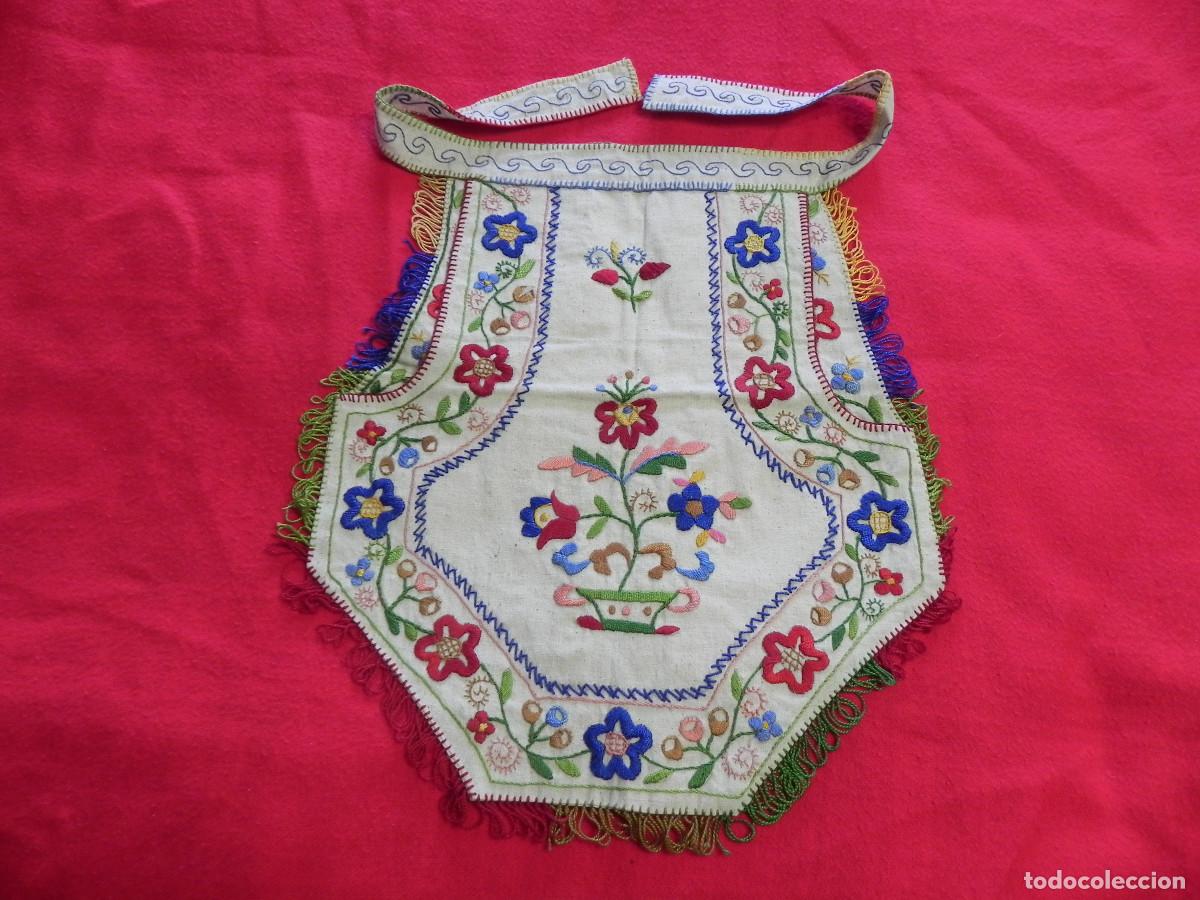 Antig&uuml;edades: ** ANTIGUO MANDIL LINO LAGARTERA BORDADO A MANO - ROPA REGIONAL **
