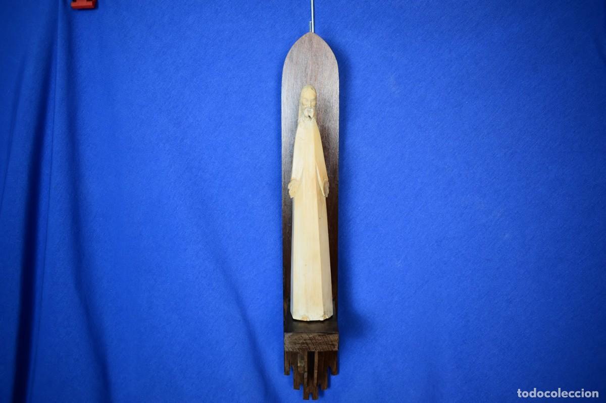 Antig&uuml;edades: Antigua Talla de Madera de Jesucristo - Estilo Modernista con M&eacute;nsula de madera
