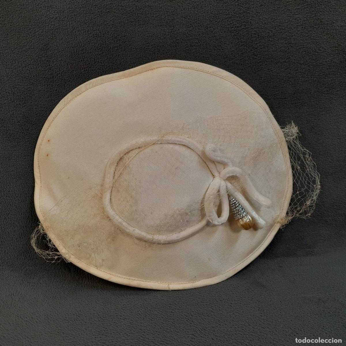Antiques: S-436. TOCADO DE SEDA BLANCA CON APLIQUE DE TERCIOPELO, ABALORIO Y RED. SIGLO XX