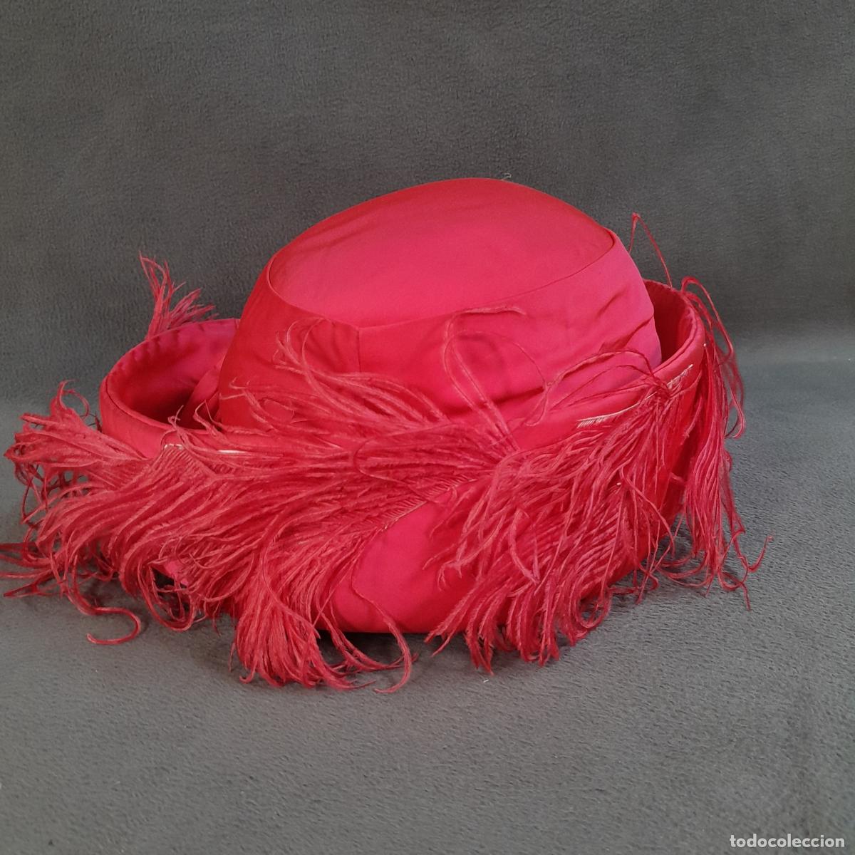 Antig&uuml;edades: S-430. SOMBRERO DE MODA VINTAGE DE SEDA ROJA CON PLUMAS. SIGLO XX