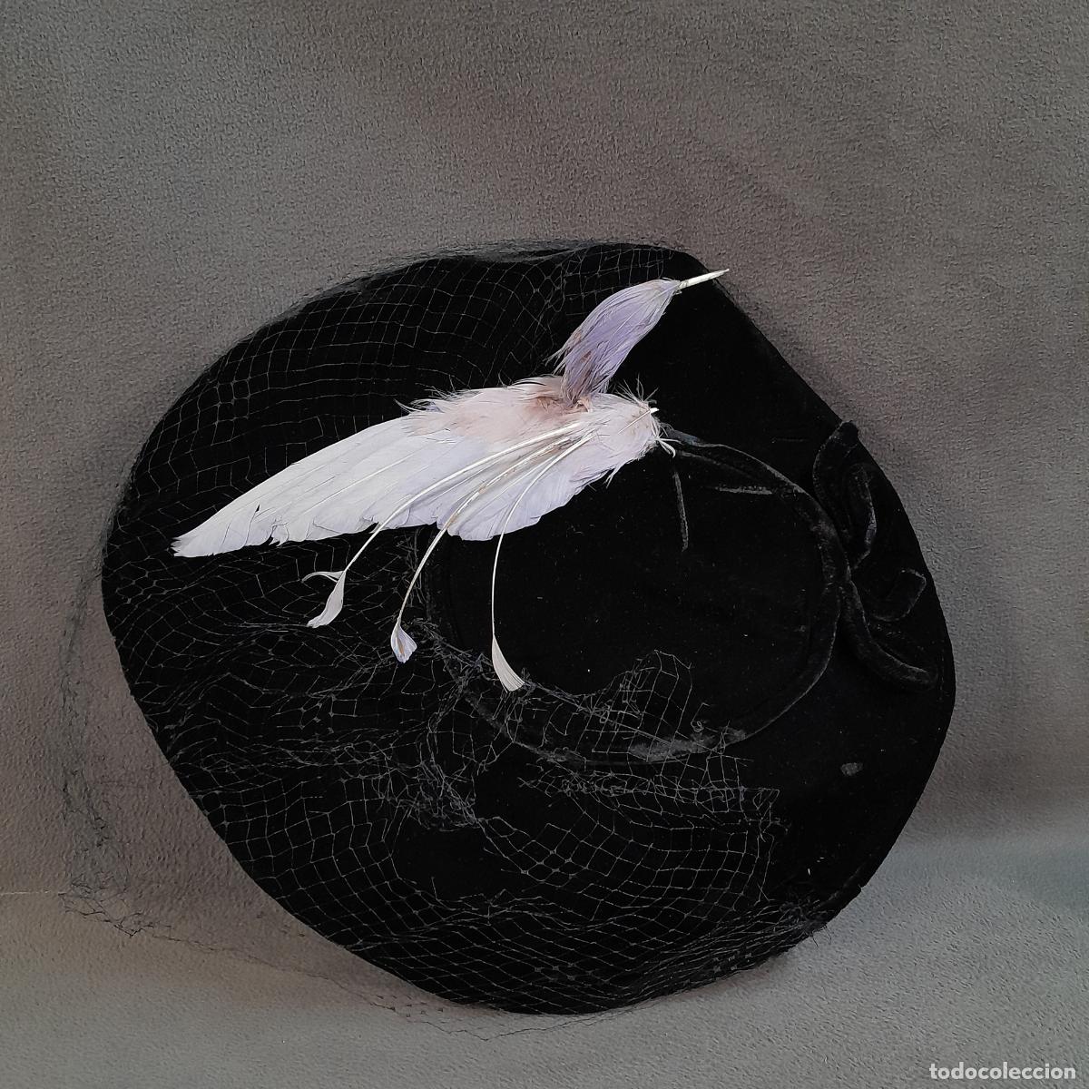 Antiques: S-434. SOMBRERO DE COPA BAJA CON APLIQUE DE PLUMAS Y VELO. SIGLO XX