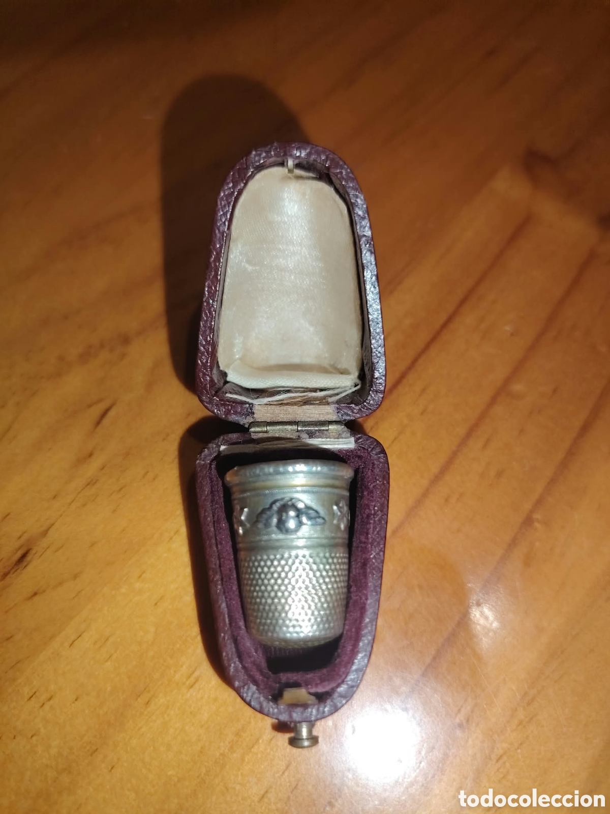 Antig&uuml;edades: Antiguo dedal de plata con iniciales y estuche. Plata