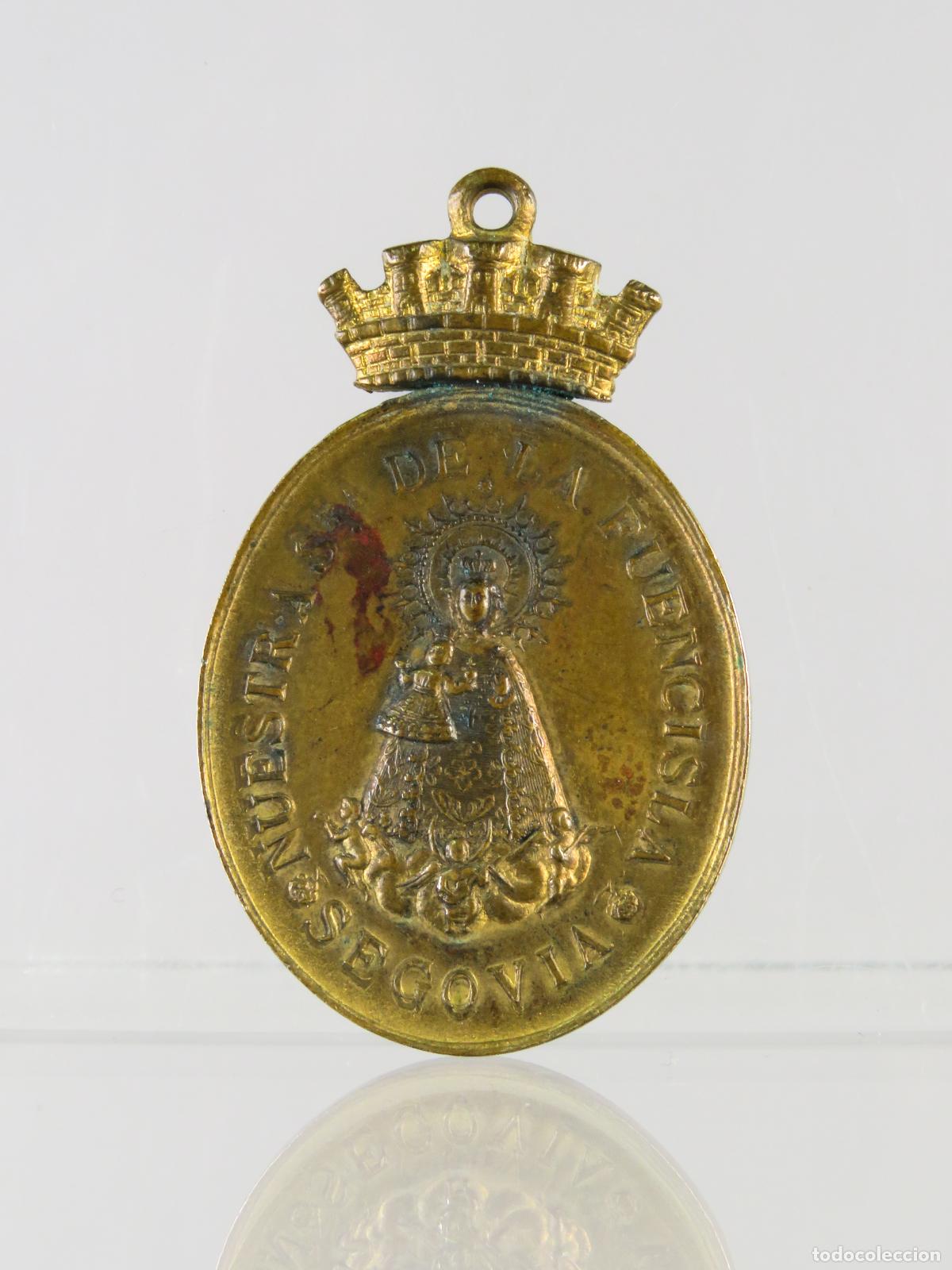 Antig&uuml;edades: Medalla Nuestra Se&ntilde;ora Fuencisla Segovia con acueducto &eacute;poca Segunda Rep&uacute;blica metal dorado a&ntilde;os 30