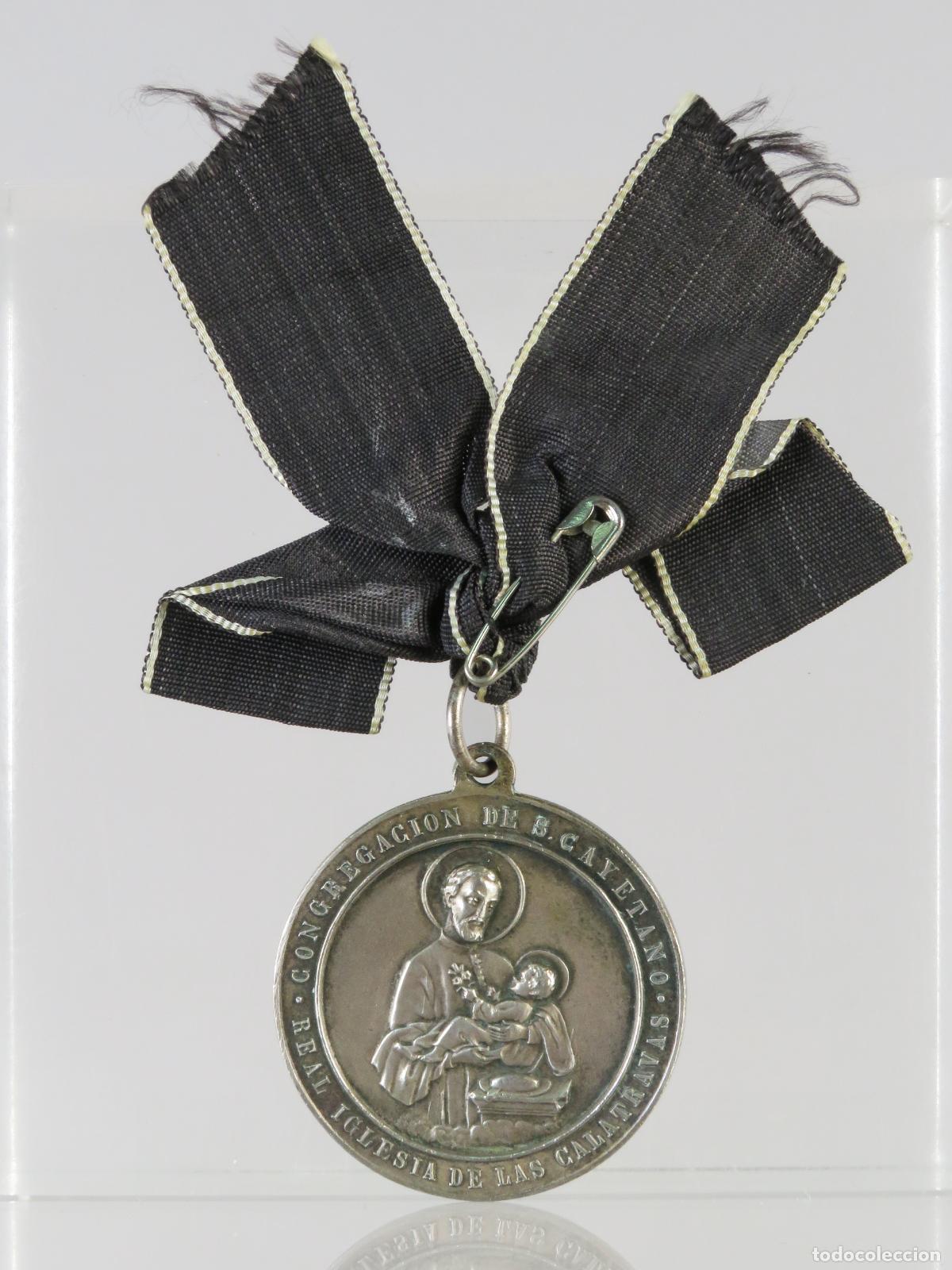 Antig&uuml;edades: Medalla Congregaci&oacute;n San Cayetano Iglesia Calatravas metal plateado lazo Primera mitad S XX