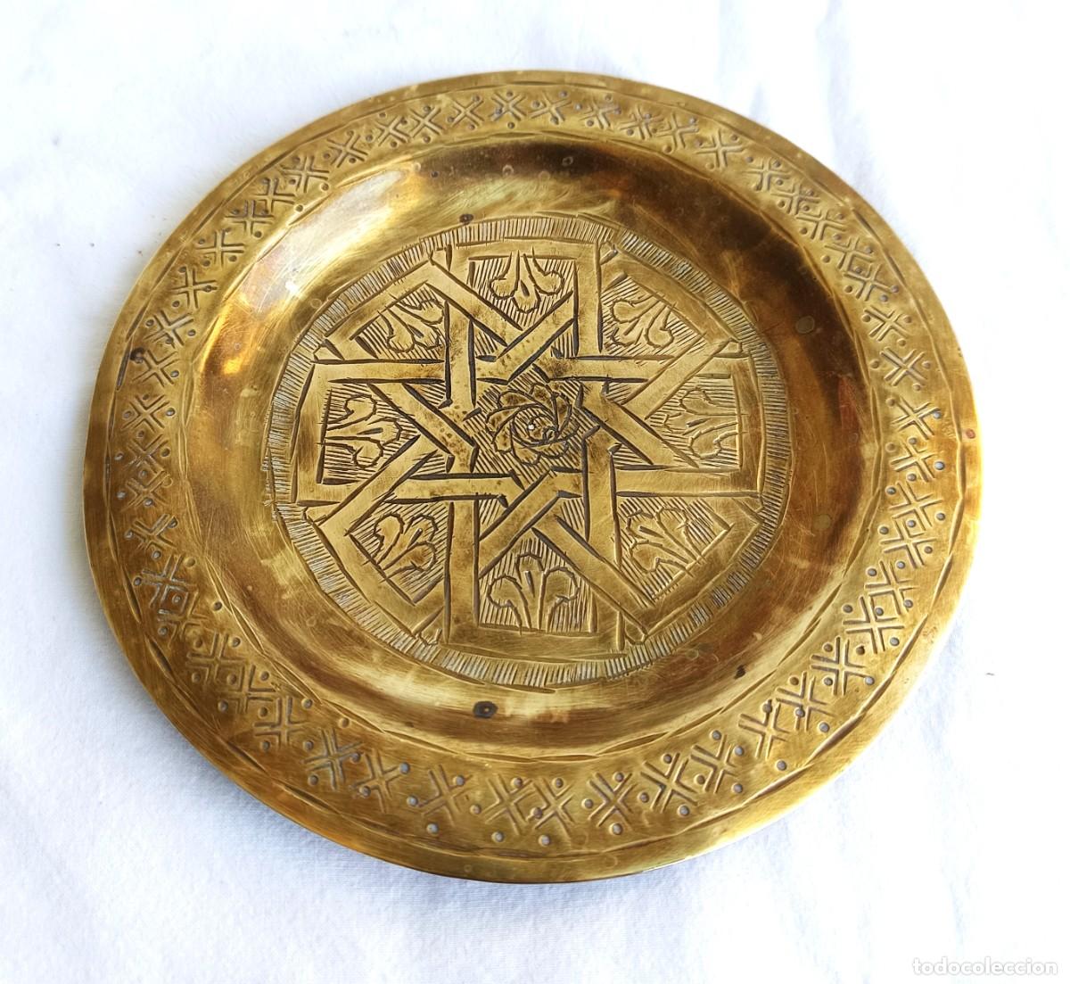 Antig&uuml;edades: Bandeja - Lat&oacute;n dorado, Lat&oacute;n fundido Marruecos - 1960-1980