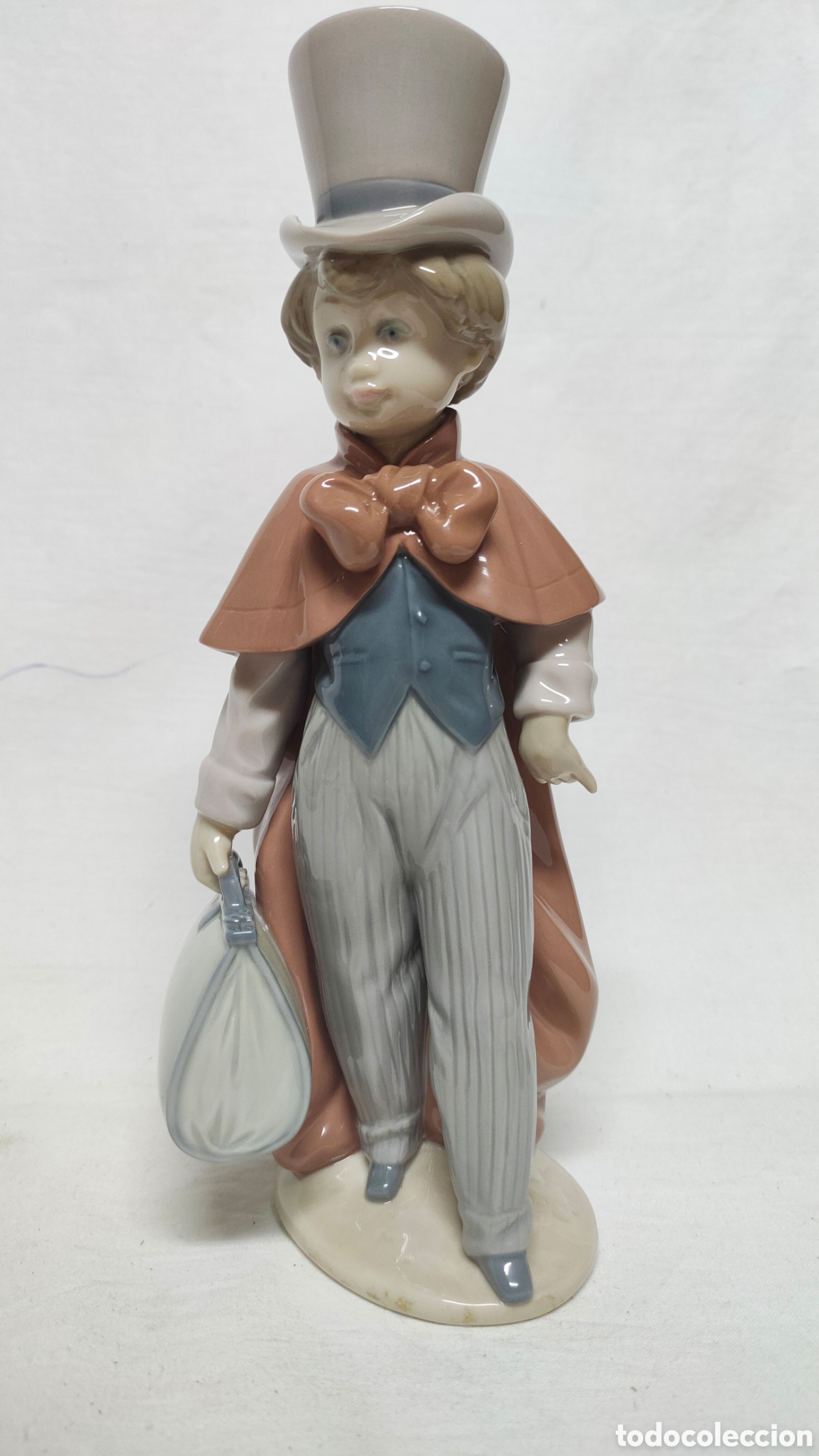 Antig&uuml;edades: FIGURA DE PORCELANA DE LLADRO.TITULO:&rdquo;UNA GRAN AVENTURA&rdquo;O &rdquo;NI&Ntilde;O DE EPOCA CON MALETIN&rdquo;N:6122