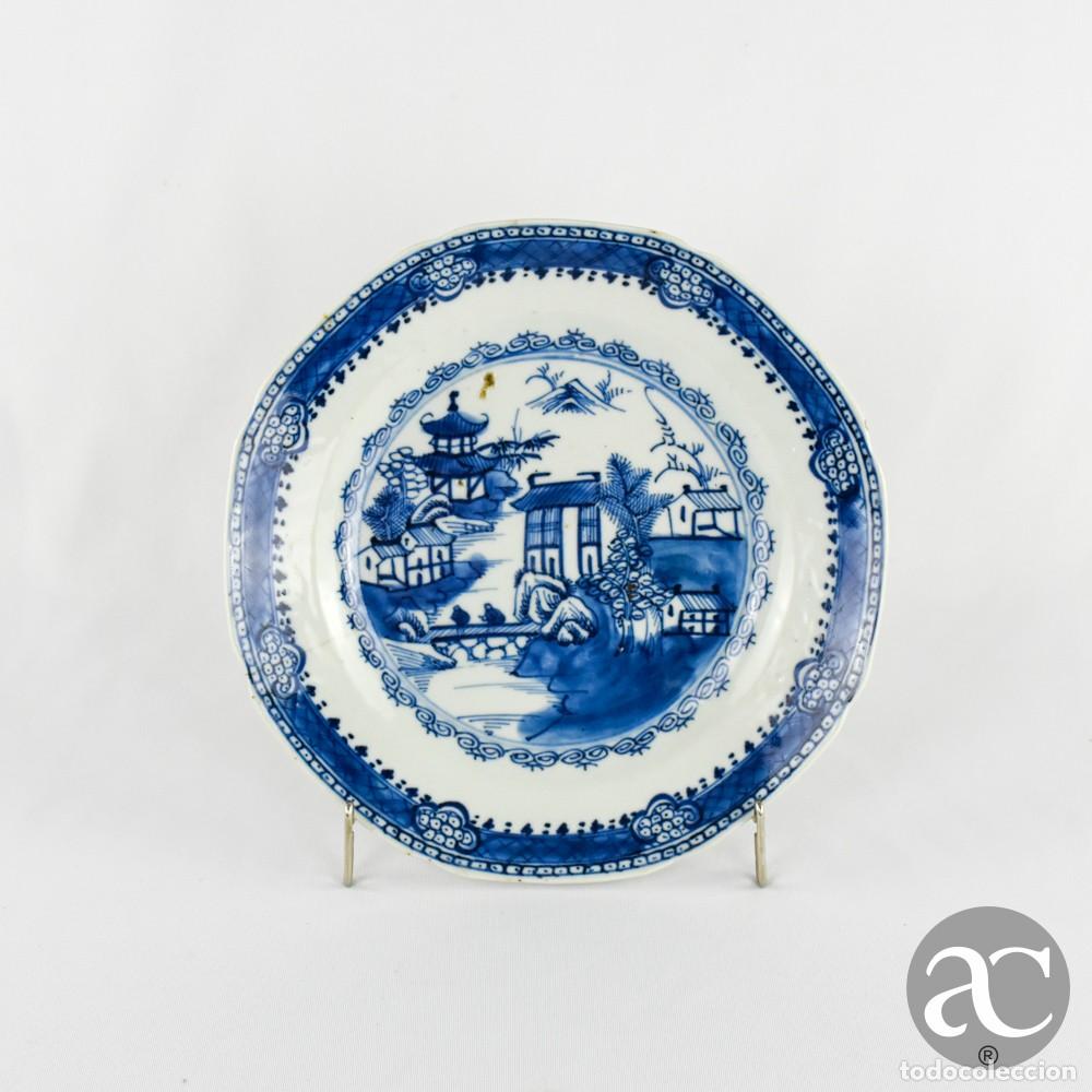 Antig&uuml;edades: Prato oitavado em porcelana da China, Azul e Branco, per&iacute;odo Qianlong, s&eacute;c. XVIII
