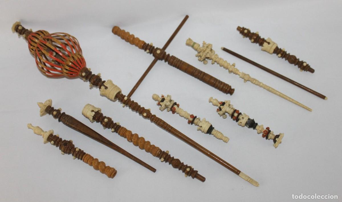 Antig&uuml;edades: Antigua rueca para hilar y varas para hacer madejas. Madera torneada y hueso.