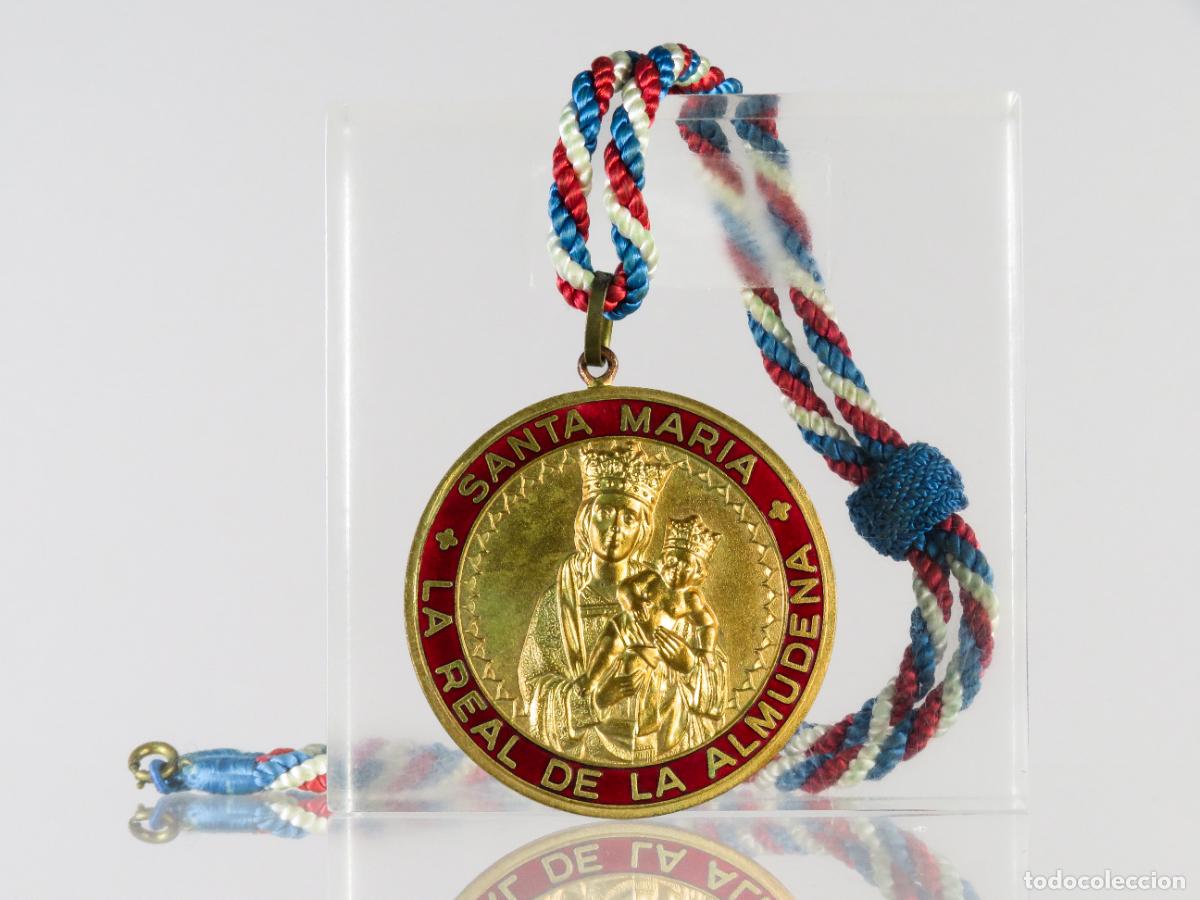 Antig&uuml;edades: Medalla Santa Mar&iacute;a Real Almudena Hermandad rosario cantado con cord&oacute;n metal esmalte mitad S XX