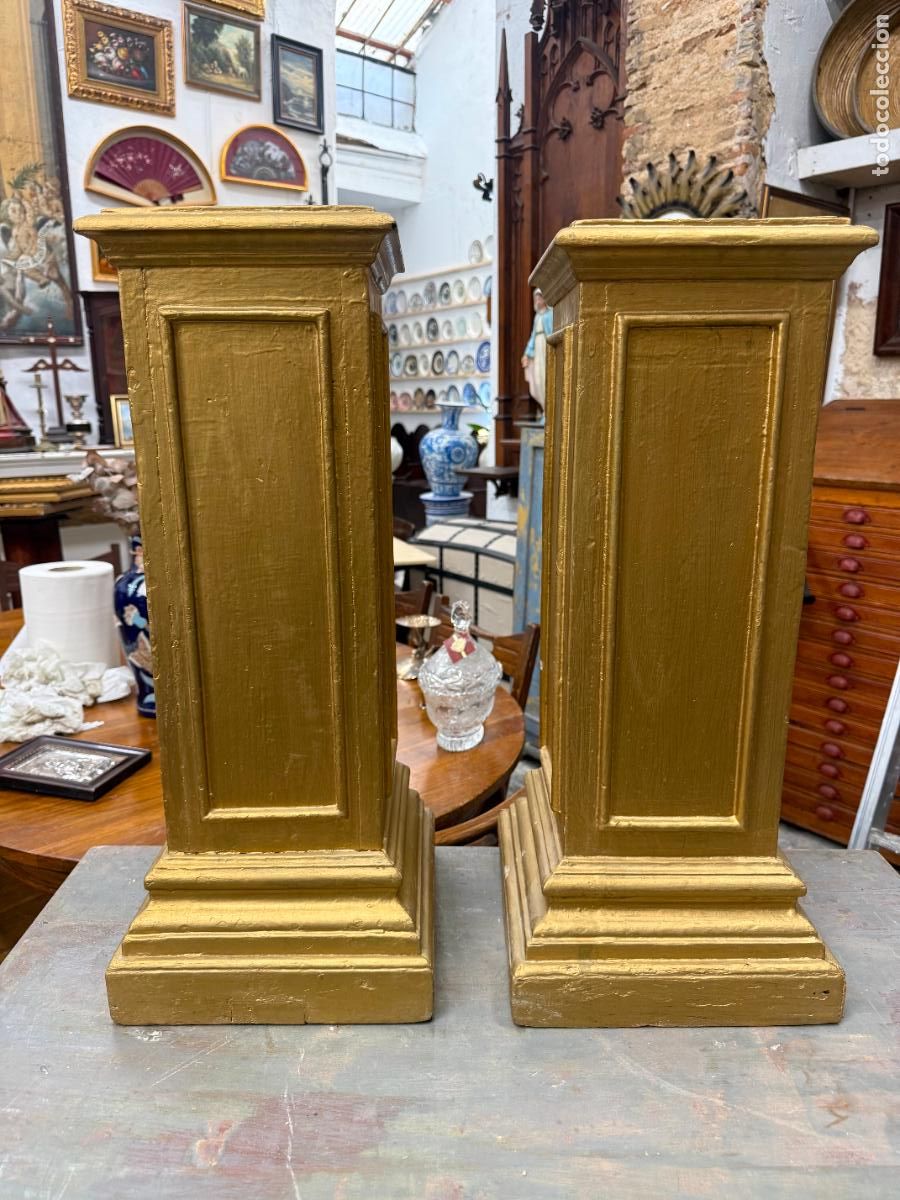 Antig&uuml;edades: ANTIGUA PAREJA DE COLUMNAS PEDESTAL DE MADERA - MEDIDA 62 CM Y 19X19 CM DE BASE - RELIGIOSO