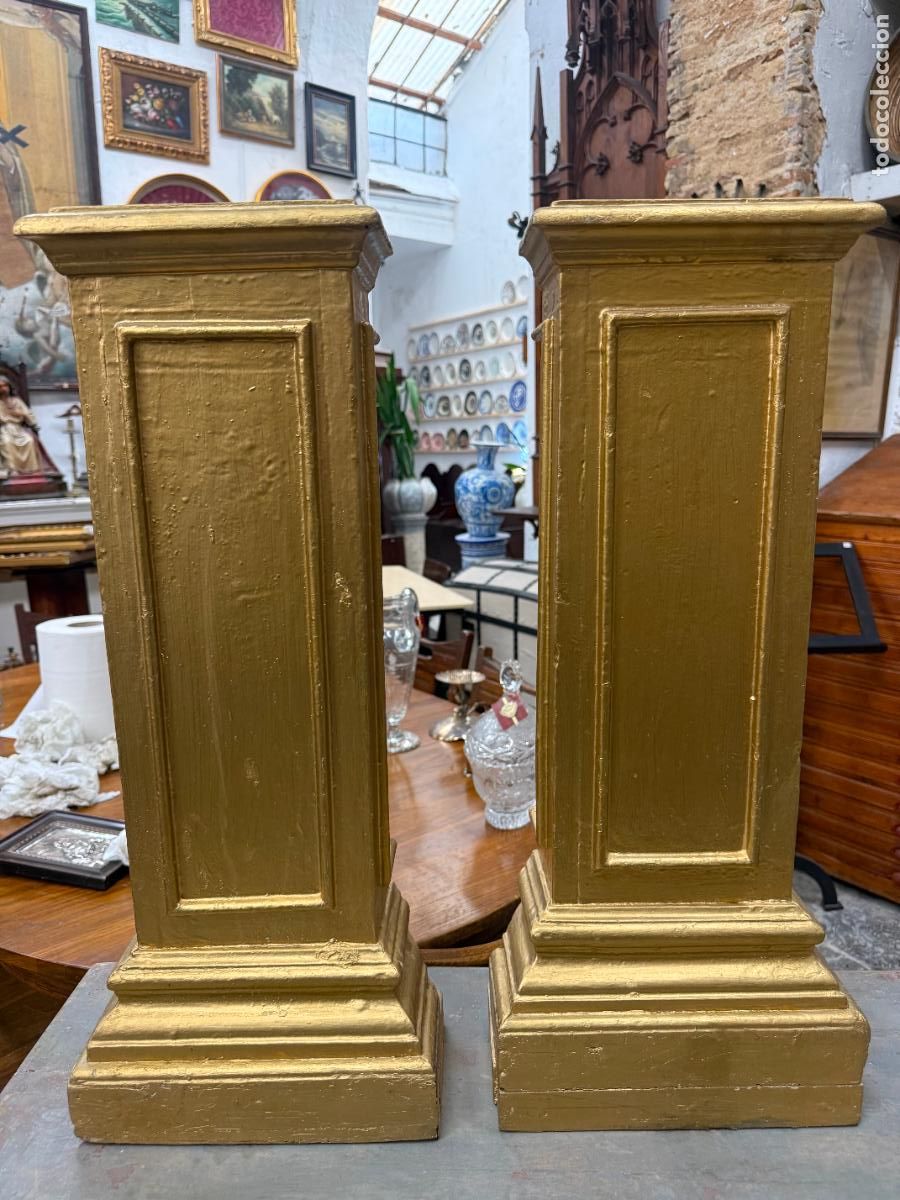 Antig&uuml;edades: ANTIGUA PAREJA DE COLUMNAS PEDESTAL DE MADERA - MEDIDA 64 CM Y 19X9 CM DE BASE - RELIGIOSO