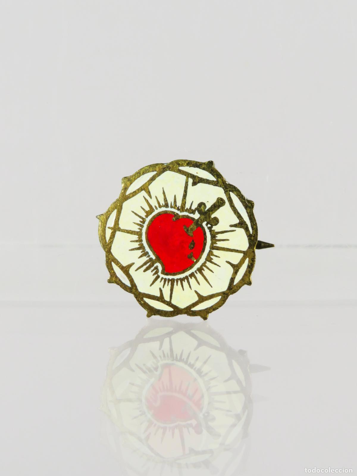 Antig&uuml;edades: Pin alfiler solapa Sagrado Coraz&oacute;n metal dorado esmalte primera mitad S XX