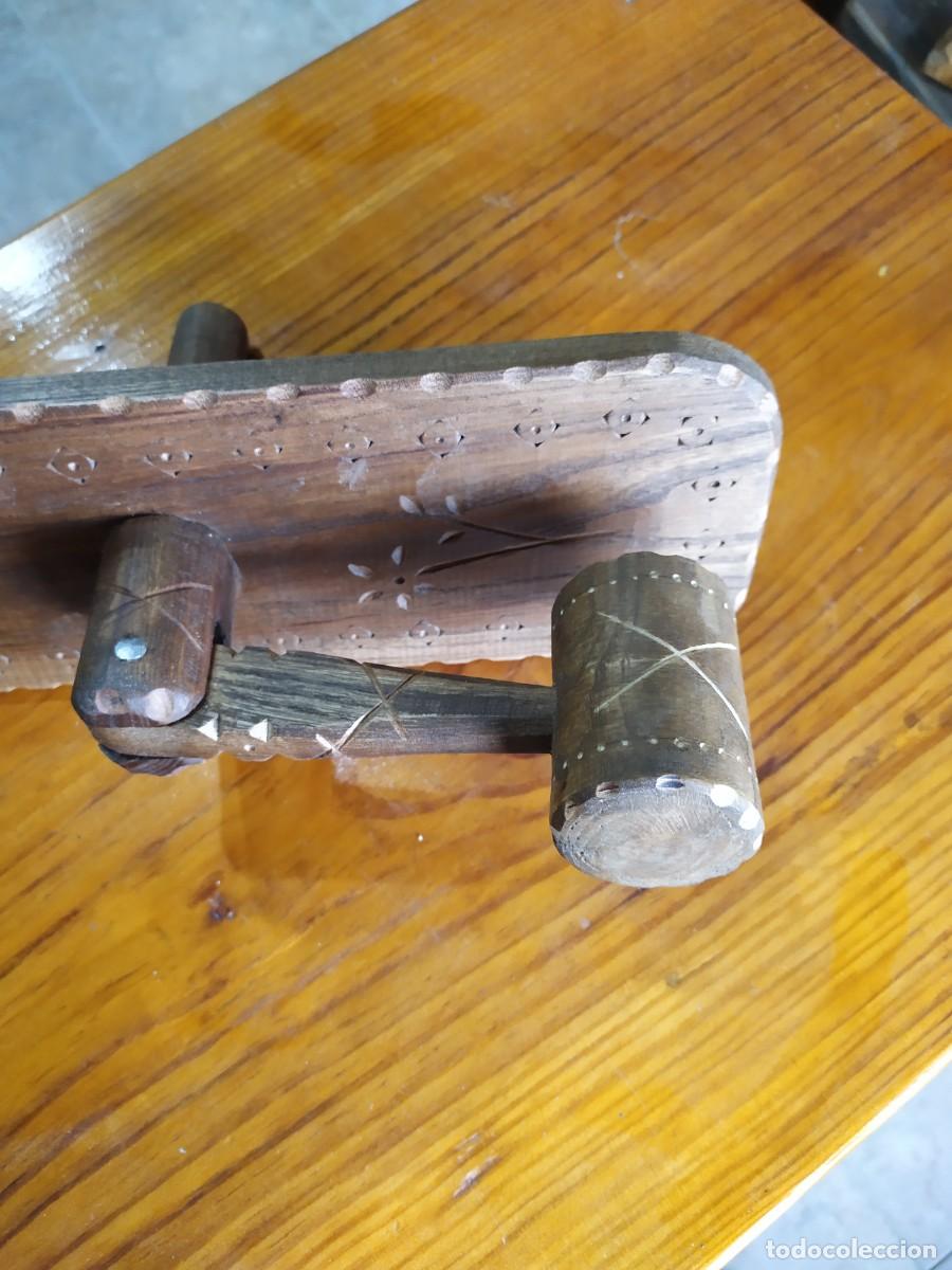 Antig&uuml;edades: Matraca antigua tallada - Foto 2