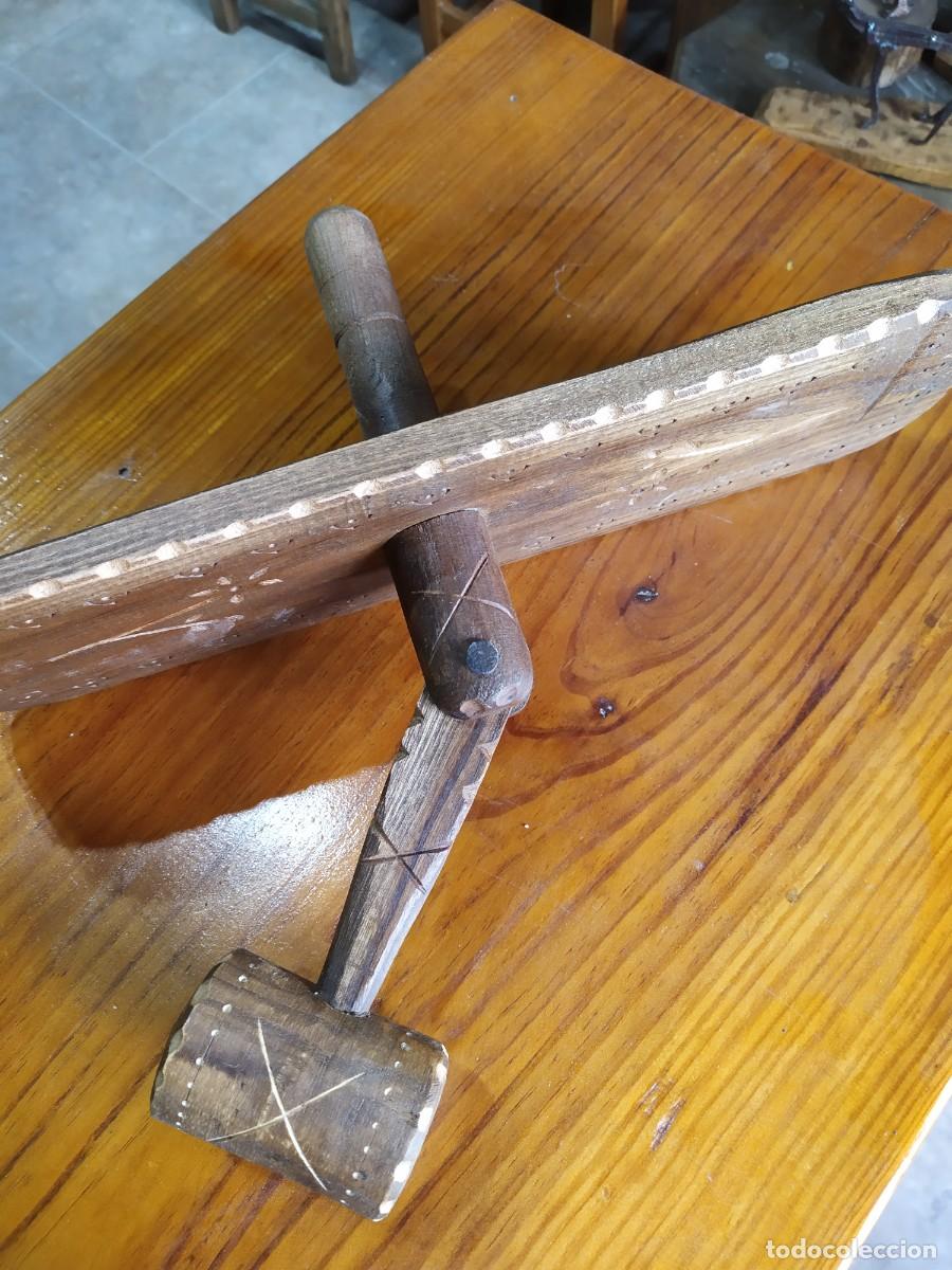 Antig&uuml;edades: Matraca antigua tallada - Foto 3