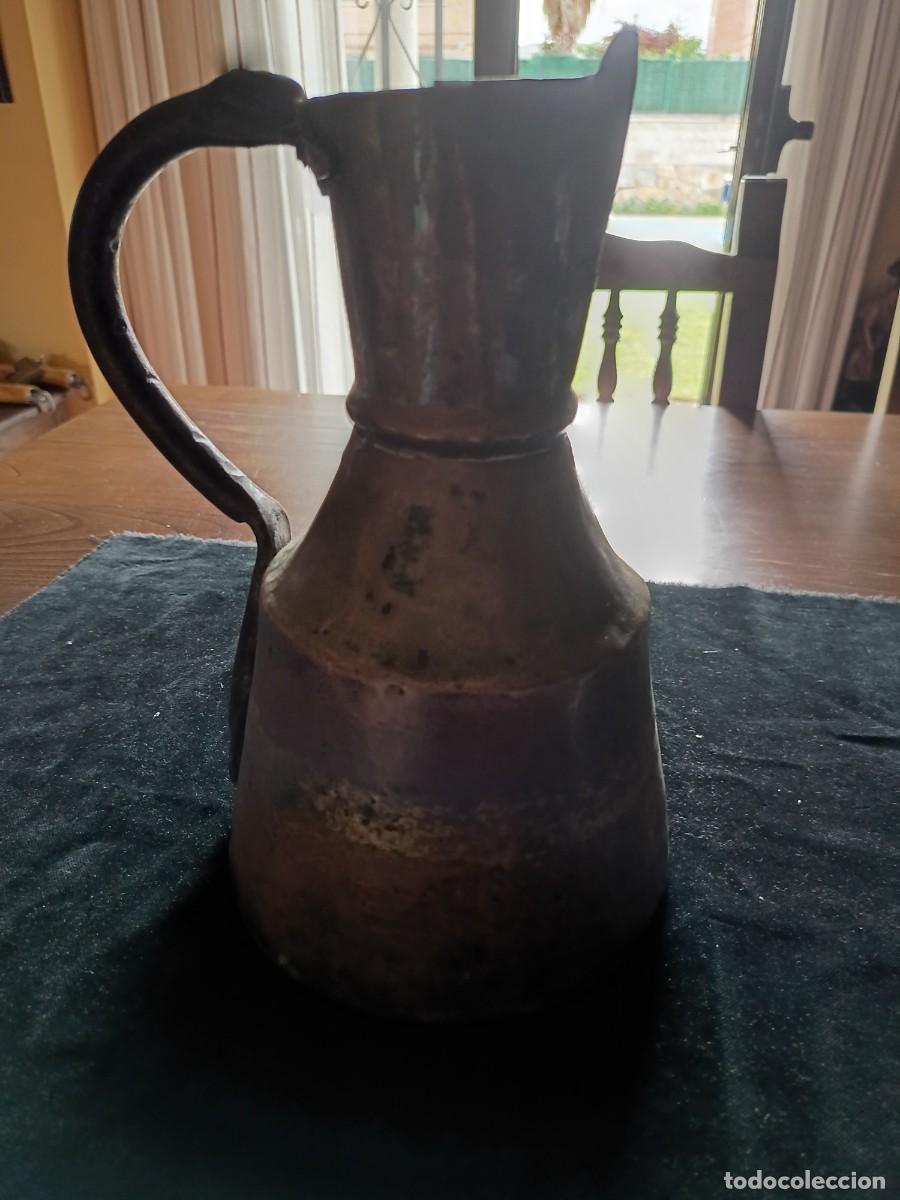 Antig&uuml;edades: Antigua jarra de cobre y asa de hierro del siglo XVIII