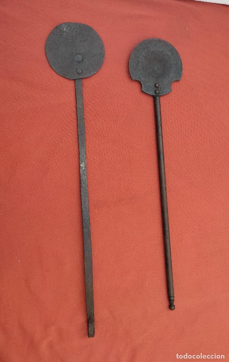 Antig&uuml;edades: 2 paletas o badillas de hierro forjado antiguas para braseros o chimeneas