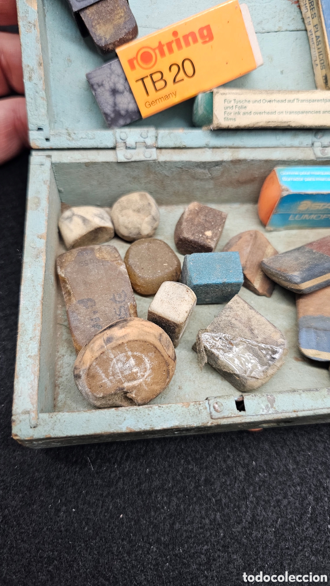 Antig&uuml;edades: Antiguo estuche de madera con gomas varias.... - Foto 3