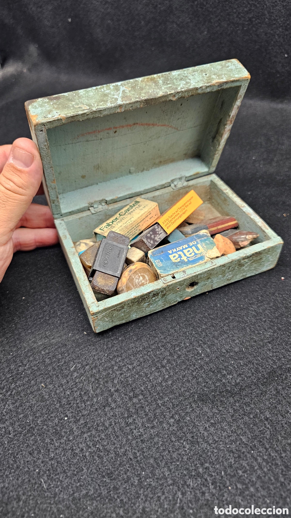 Antig&uuml;edades: Antiguo estuche de madera con gomas varias....