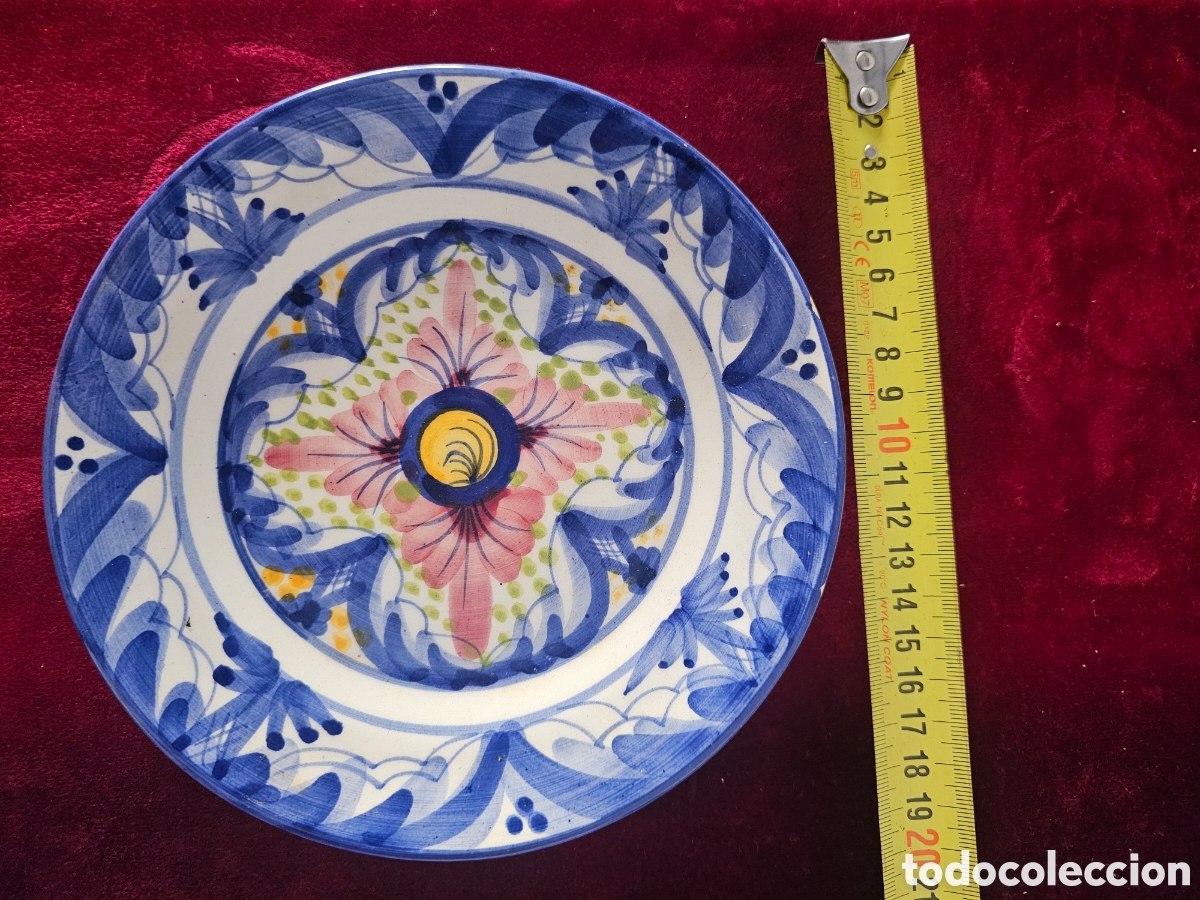 Antig&uuml;edades: Plato decorativo de cer&aacute;mica pintado a mano (20,5 cm) &ndash; Motivo floral y cenefa azul