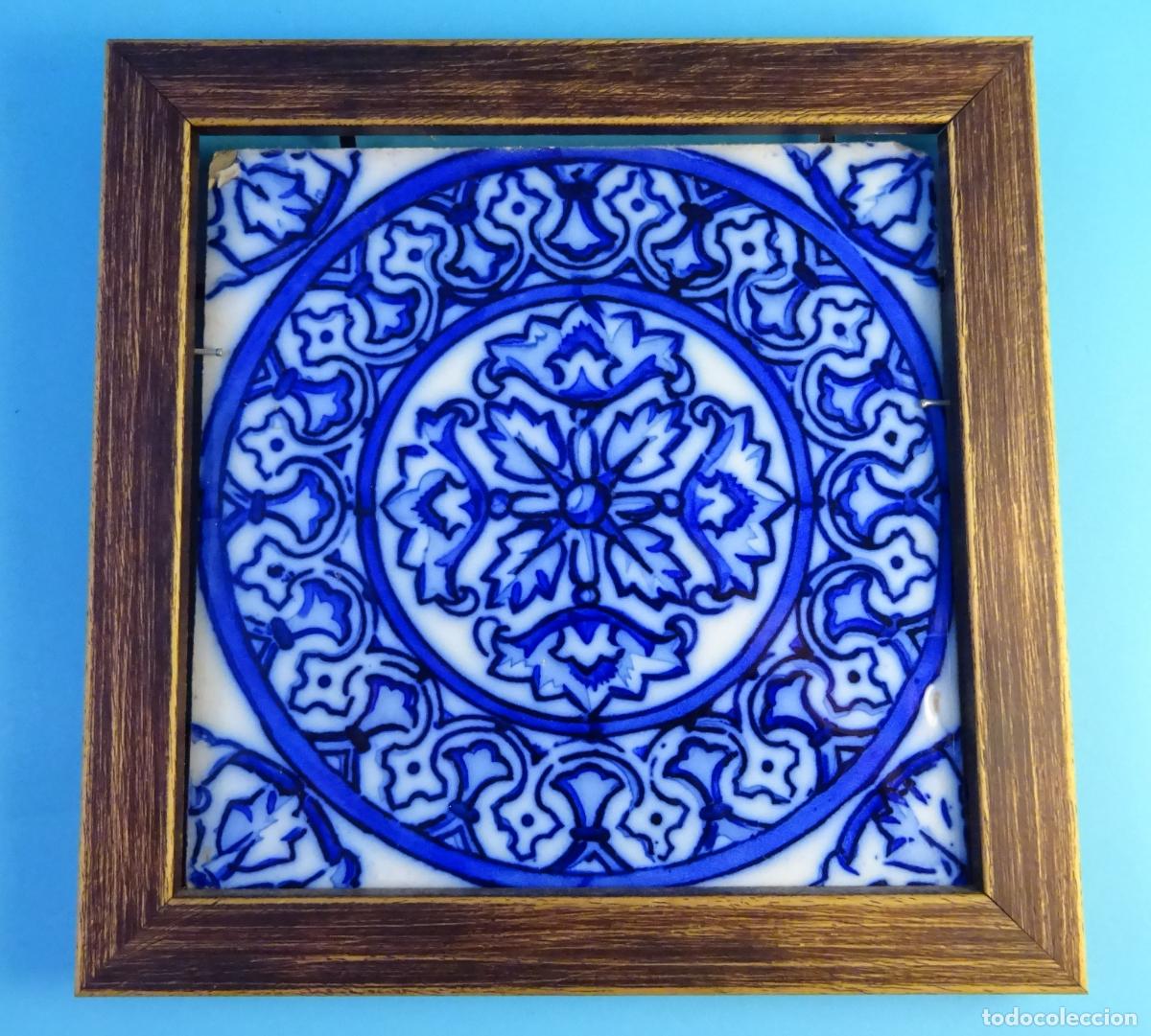 Antig&uuml;edades: AZULEJO ESMALTADO Y DECORADO COLOR AZUL. FORMATO 19,8 X 19,8 CM. ENMARCADO 24,5 X 24,5 CM
