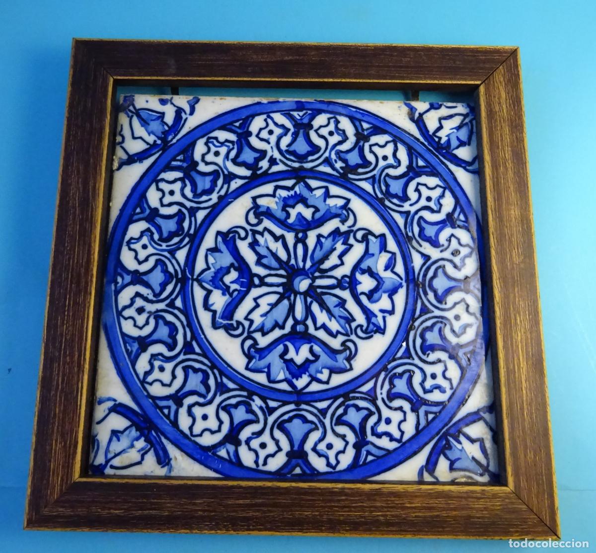 Antig&uuml;edades: AZULEJO ESMALTADO Y DECORADO COLOR AZUL. FORMATO 19,8 X 19,8 CM. ENMARCADO 24,5 X 24,5 CM