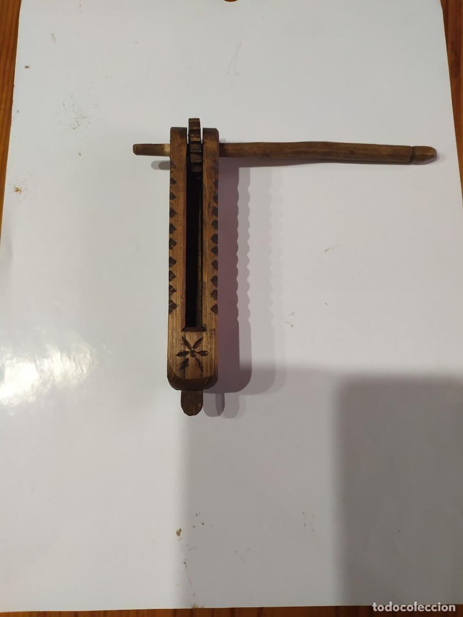 Antig&uuml;edades: Carraca rustica de madera - Foto 1