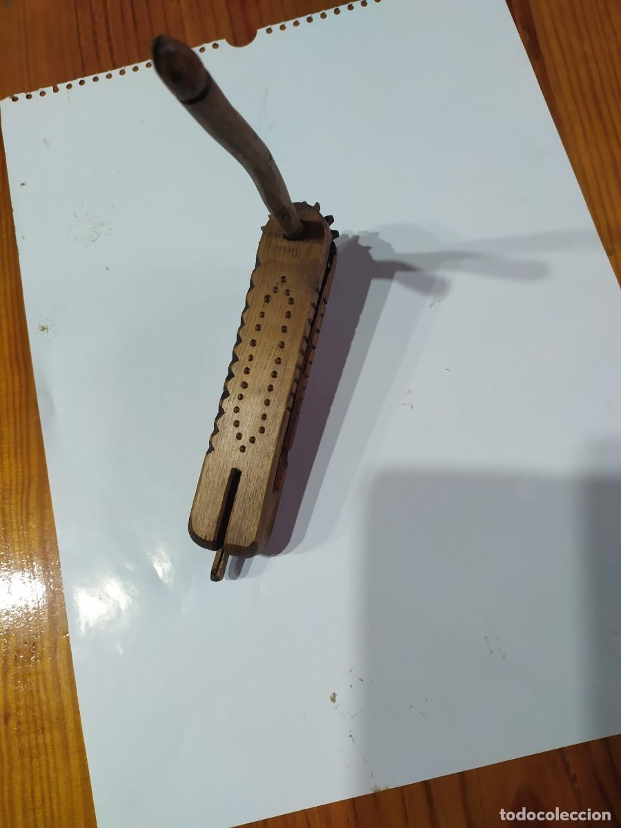 Antig&uuml;edades: Carraca rustica de madera - Foto 2